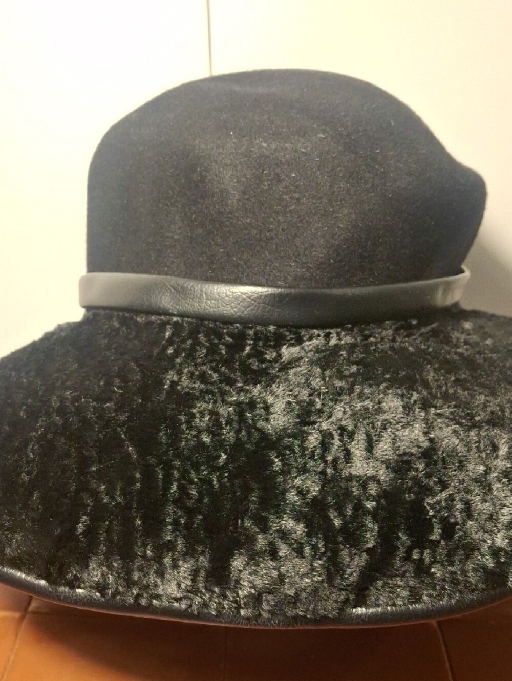 Oscar de la Renta Black Wide-Brim Felt Hat with Leather Trim - Picture 3 of 6